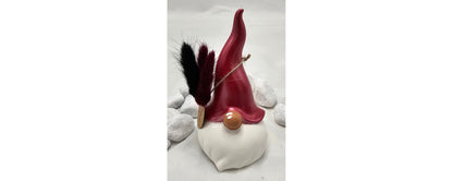 Wichtel aus Raysin, mit bemalter Mütze und Nase.