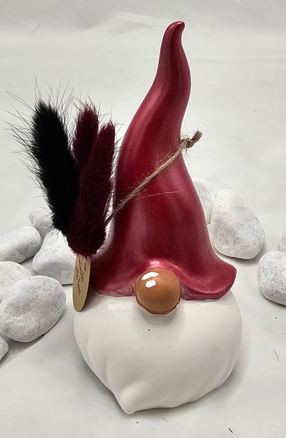 Wichtel aus Raysin, mit bemalter Mütze und Nase.