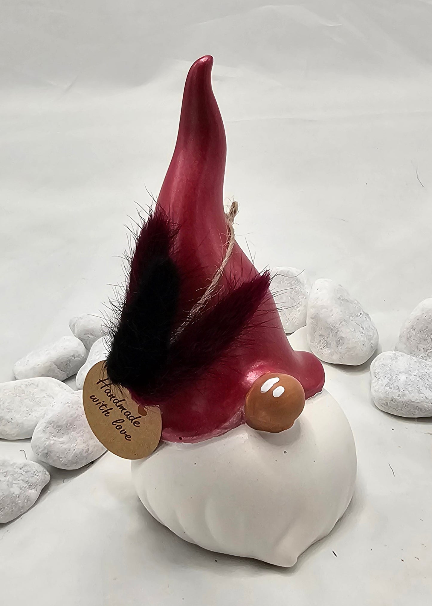 Wichtel aus Raysin, mit bemalter Mütze und Nase.