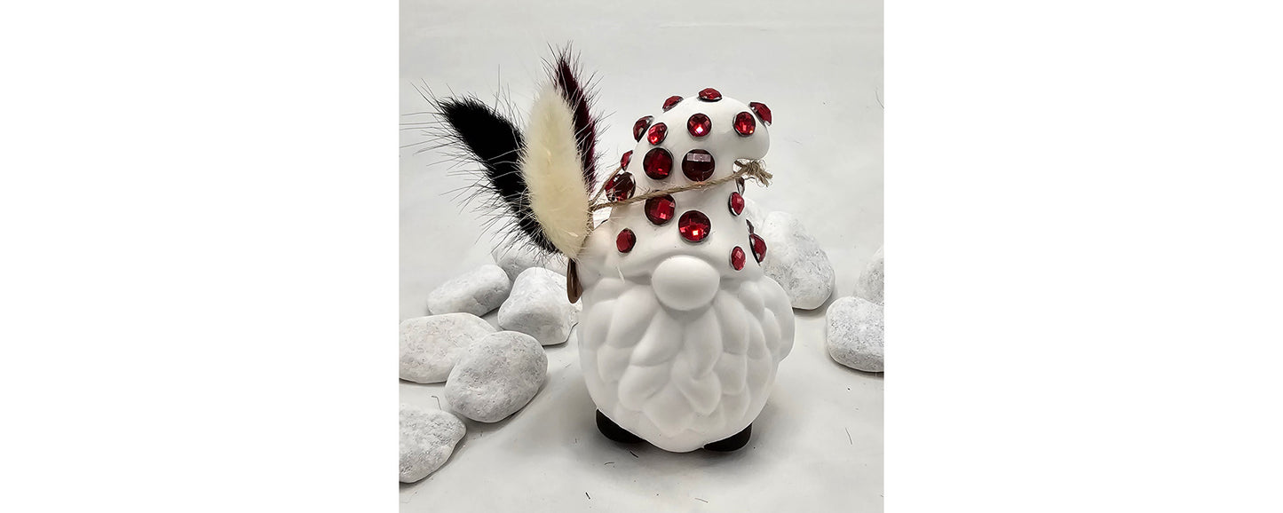 Wichtel aus Raysin, mit Stickern und Glitzersteinen beklebt.