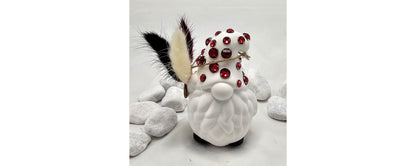 Wichtel aus Raysin, mit Stickern und Glitzersteinen beklebt.