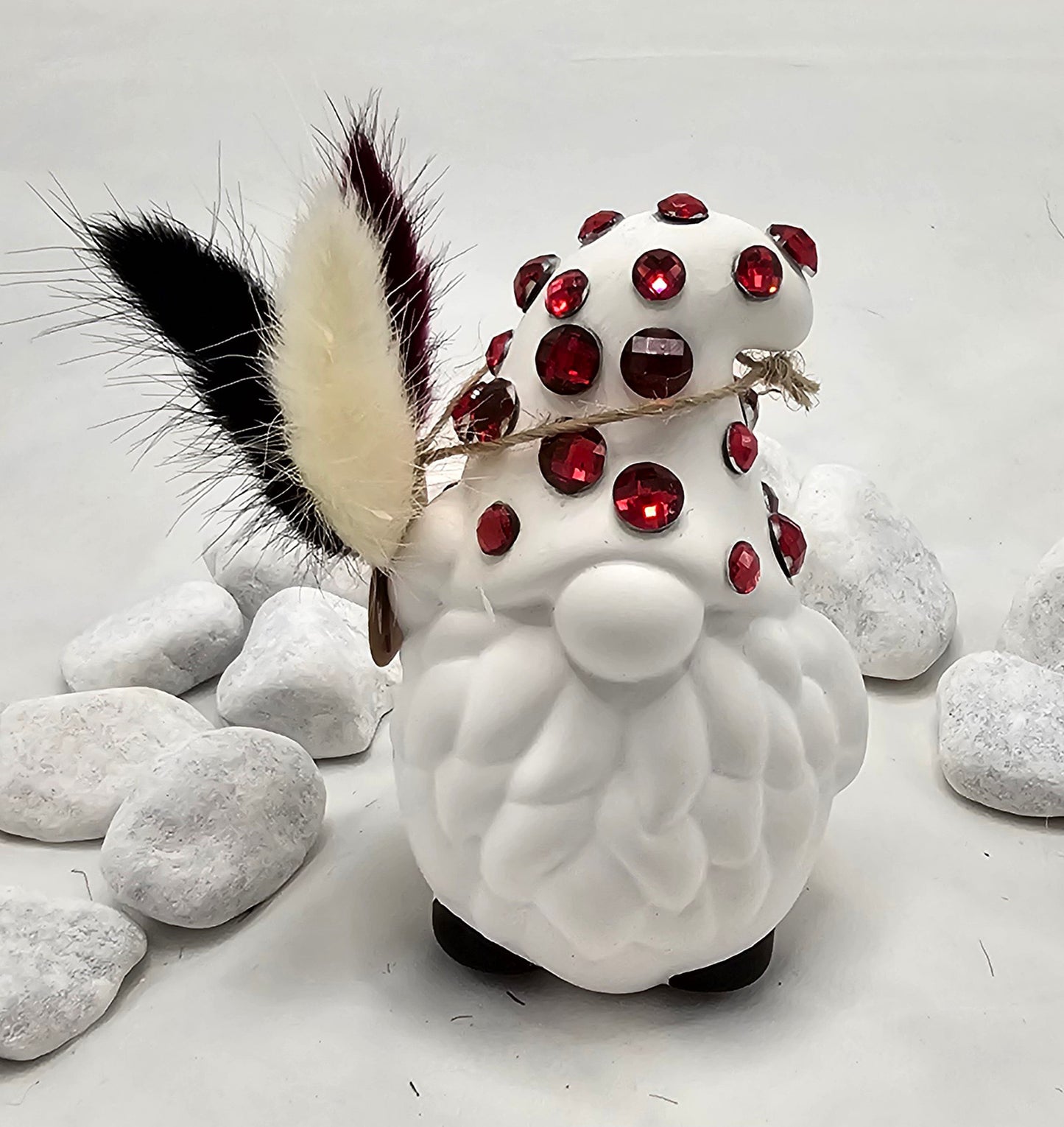 Wichtel aus Raysin, mit Stickern und Glitzersteinen beklebt.