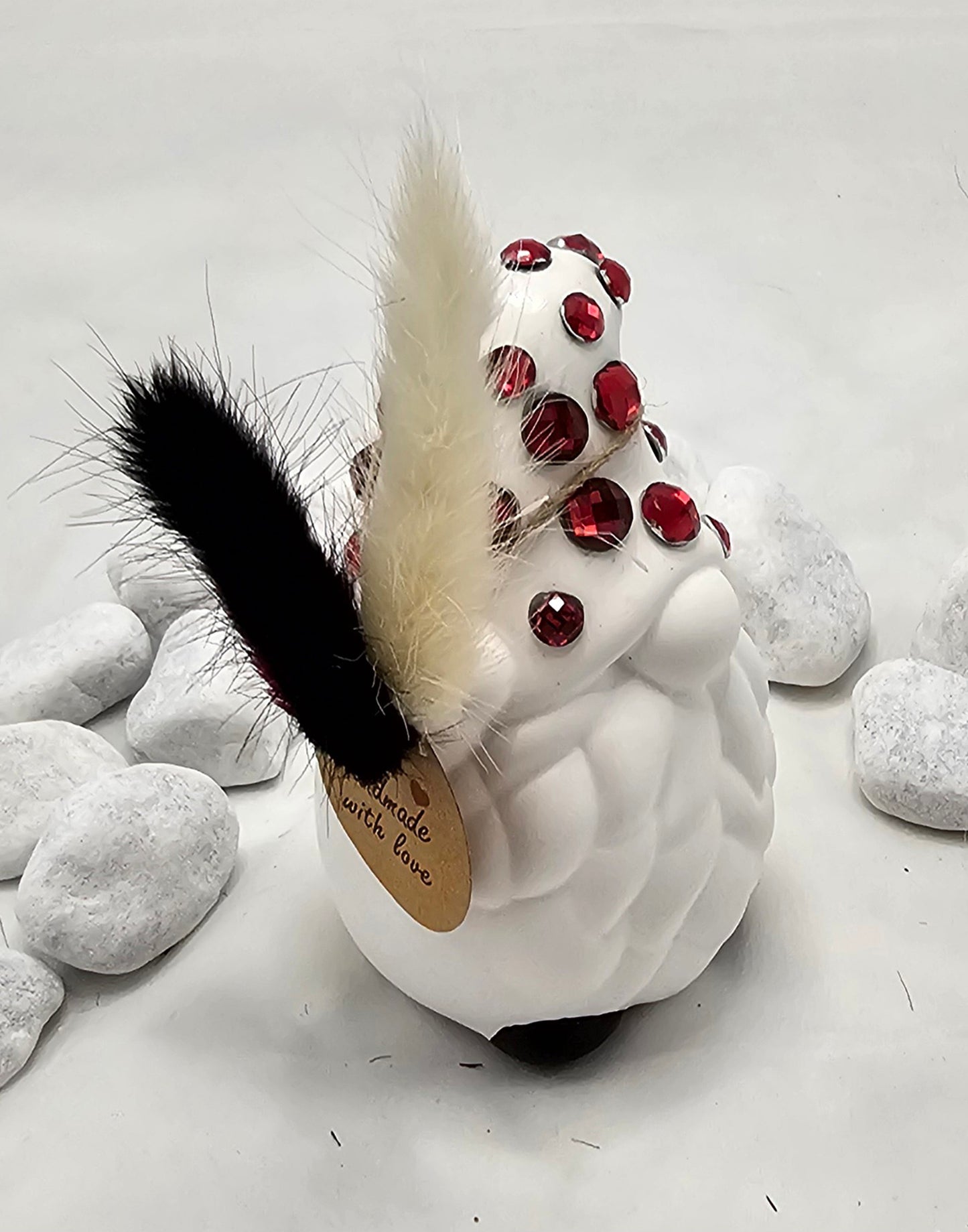 Wichtel aus Raysin, mit Stickern und Glitzersteinen beklebt.