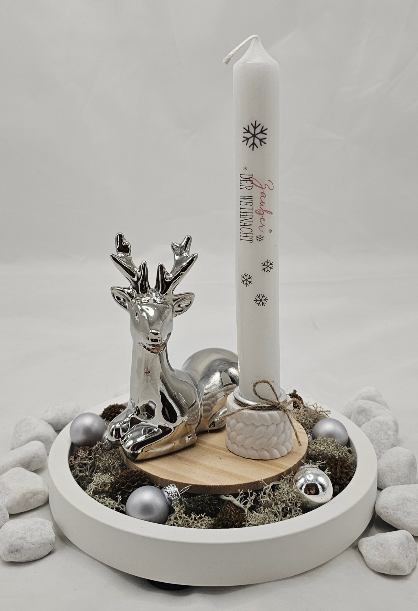 Geschenk Set "silberner Hirsch", winterlich schlicht dekoriert.