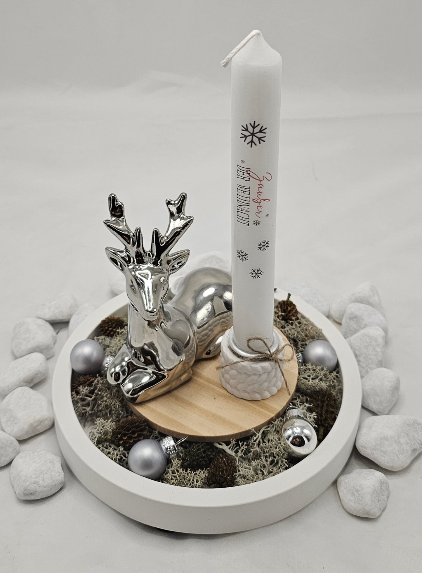Geschenk Set "silberner Hirsch", winterlich schlicht dekoriert.