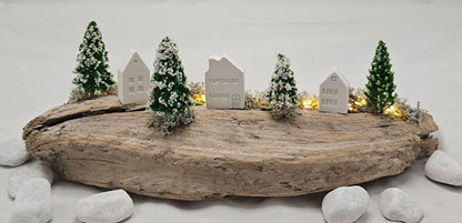 Winterdorf auf Schwemmholz mit Beleuchtung