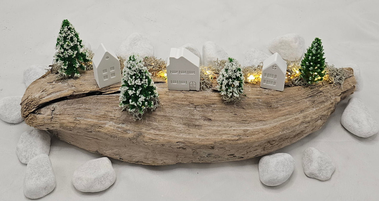 Winterdorf auf Schwemmholz mit Beleuchtung