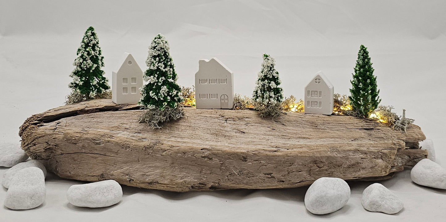 Winterdorf auf Schwemmholz mit Beleuchtung
