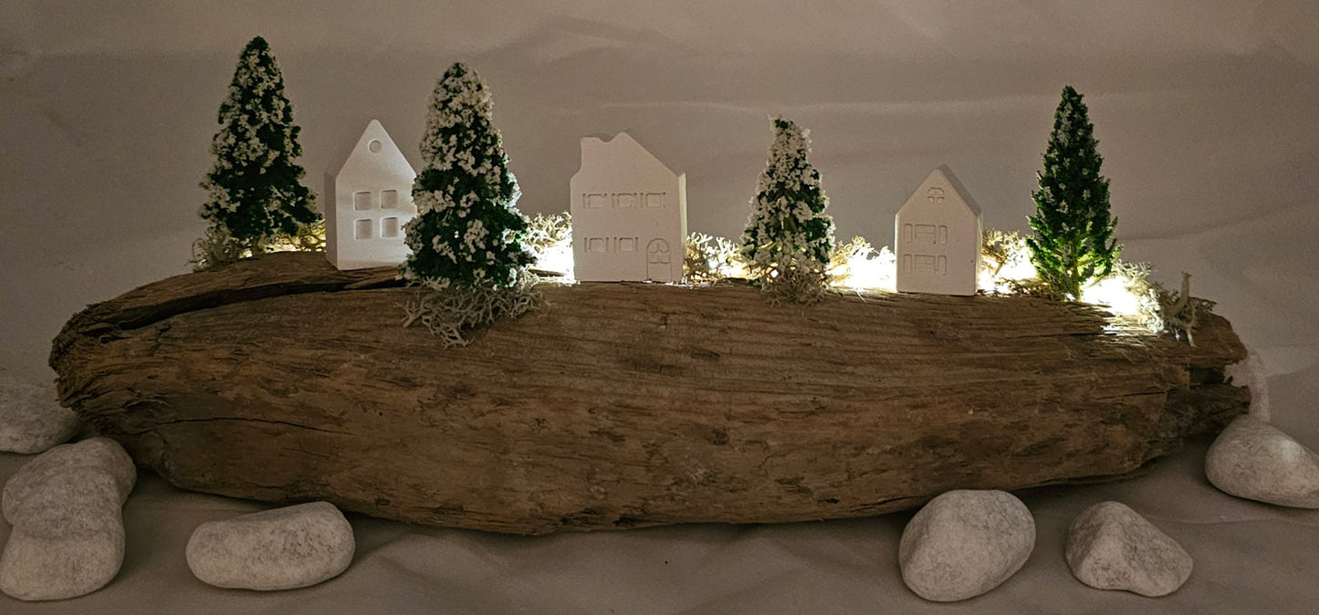 Winterdorf auf Schwemmholz mit Beleuchtung