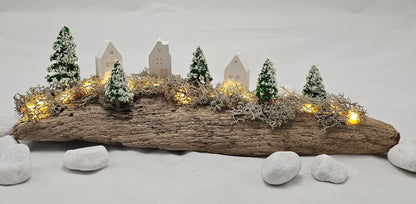 Winterdorf auf Schwemmholz mit Beleuchtung