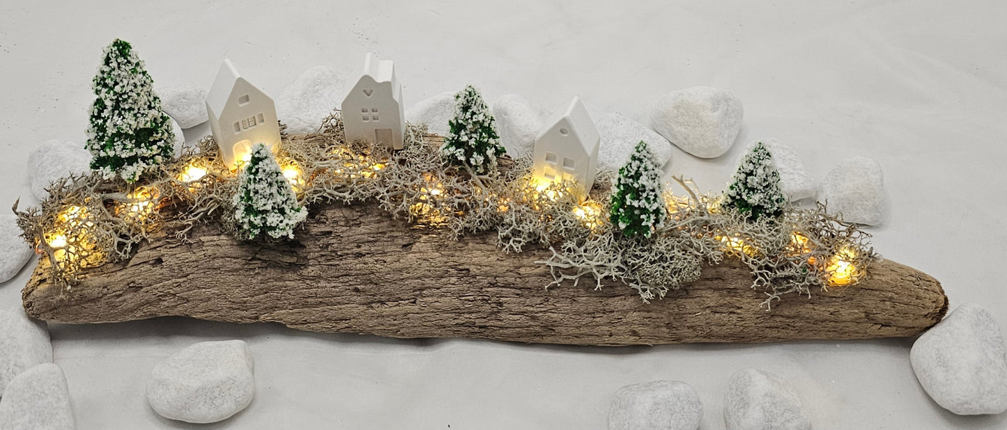 Winterdorf auf Schwemmholz mit Beleuchtung