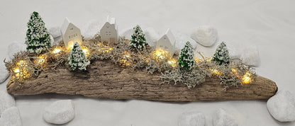 Winterdorf auf Schwemmholz mit Beleuchtung