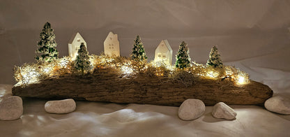 Winterdorf auf Schwemmholz mit Beleuchtung