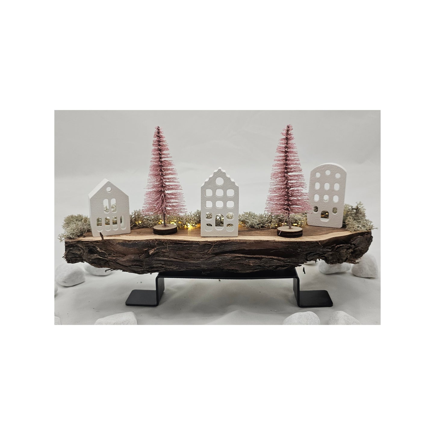 Lichthäuser / Dorf auf Holz mit Beleuchtung und Eisenständer