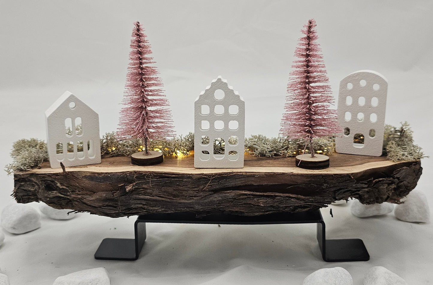 Lichthäuser / Dorf auf Holz mit Beleuchtung und Eisenständer