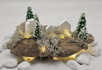 Winterdorf auf Schwemmholz mit Beleuchtung