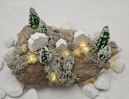 Winterdorf auf Schwemmholz mit Beleuchtung