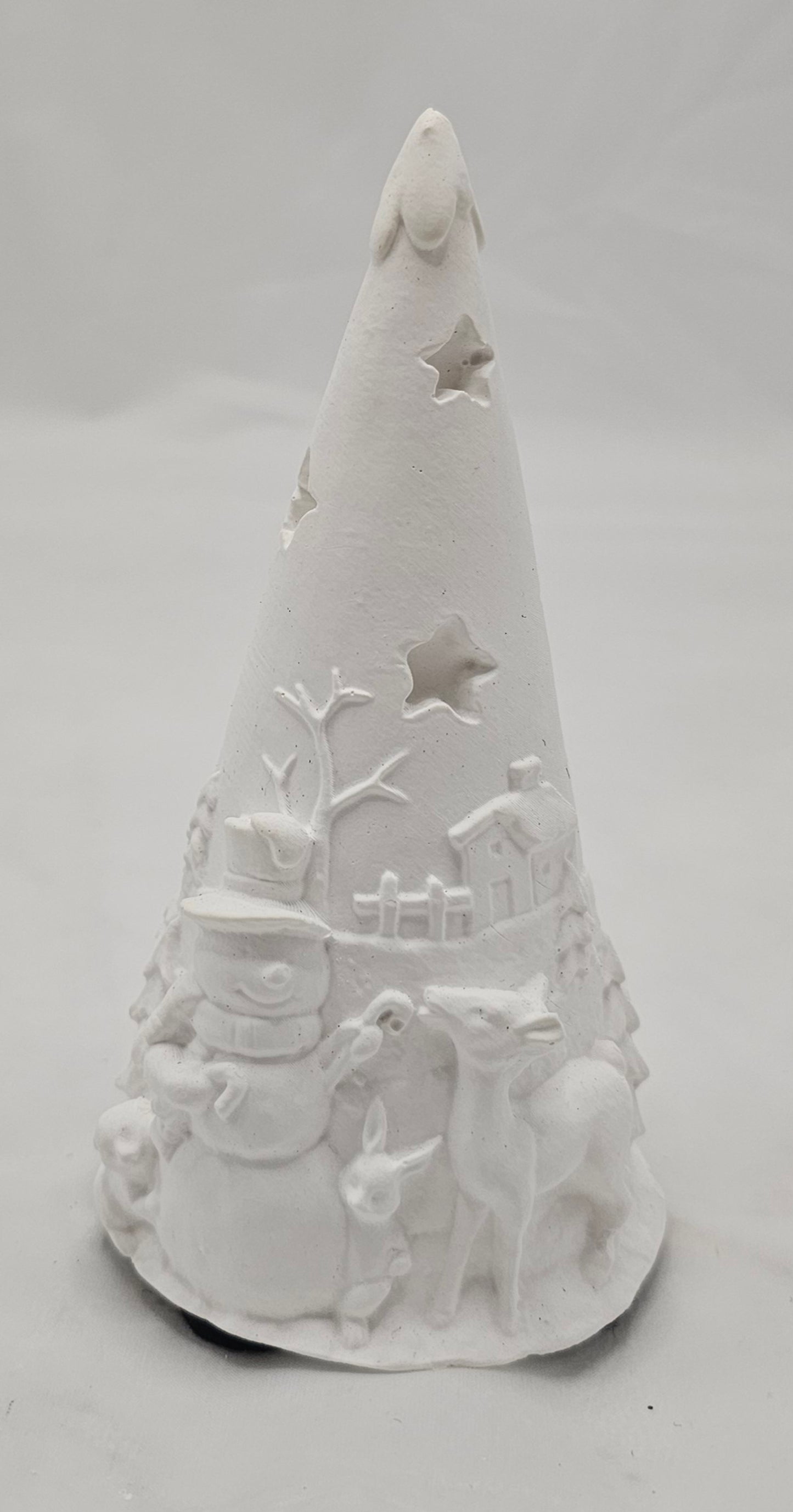 Tanne massiv, aus Raysin gegossen mit winterlichem Relief.