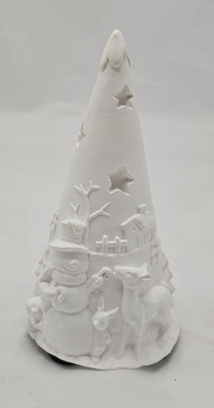 Tanne massiv, aus Raysin gegossen mit winterlichem Relief.