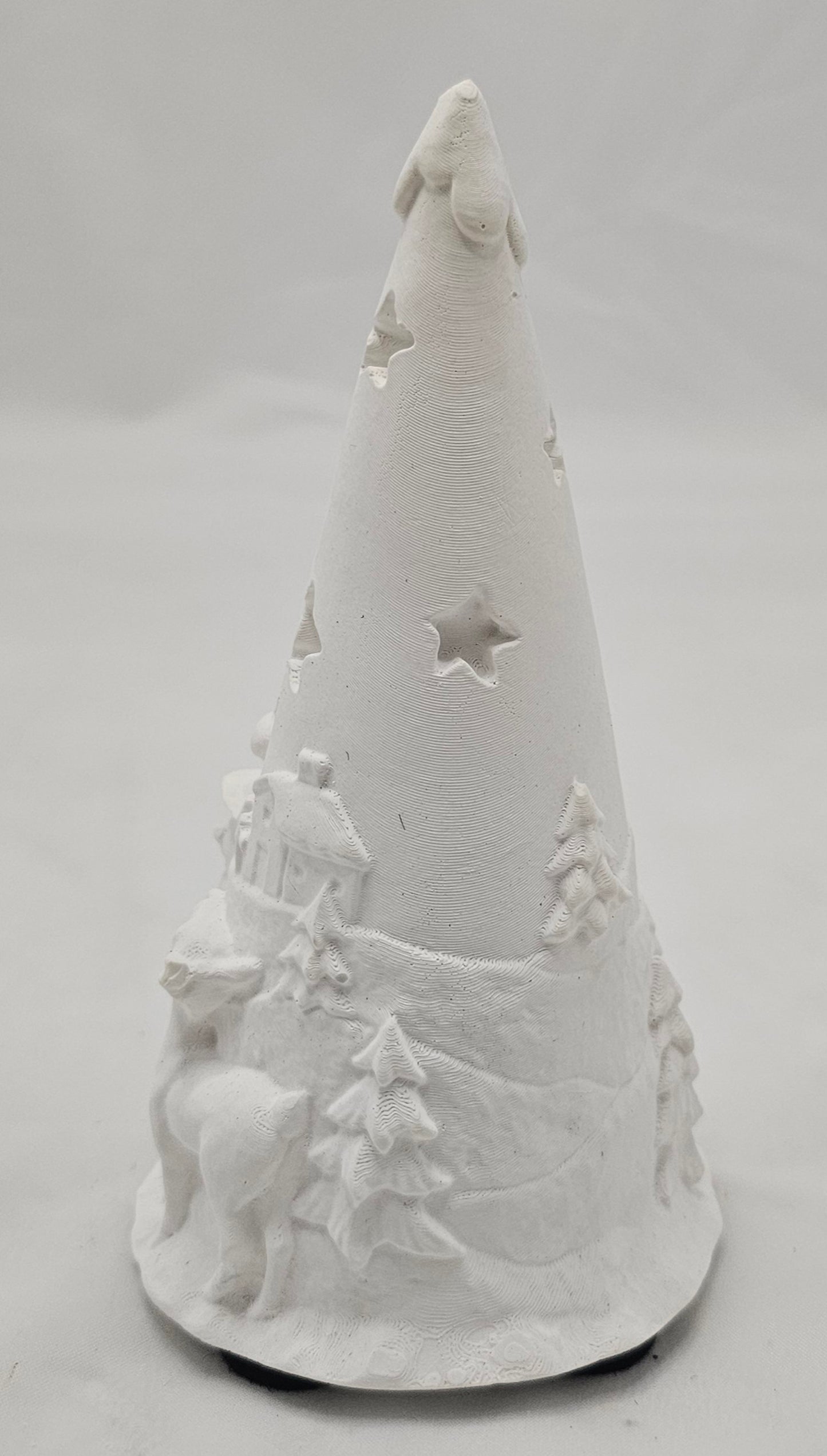 Tanne massiv, aus Raysin gegossen mit winterlichem Relief.