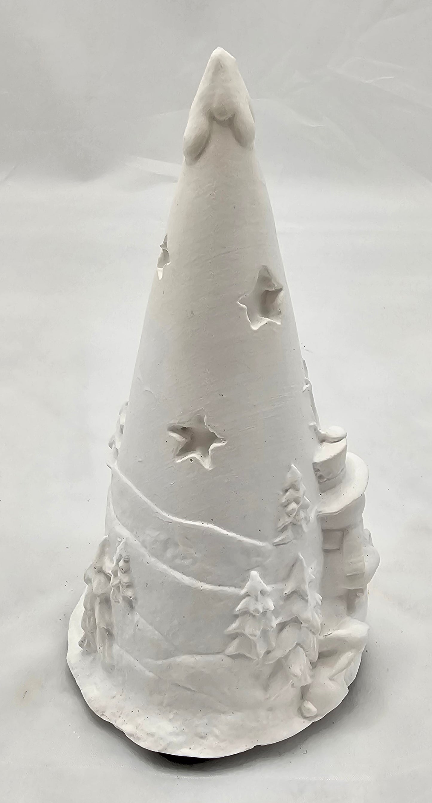 Tanne massiv, aus Raysin gegossen mit winterlichem Relief.