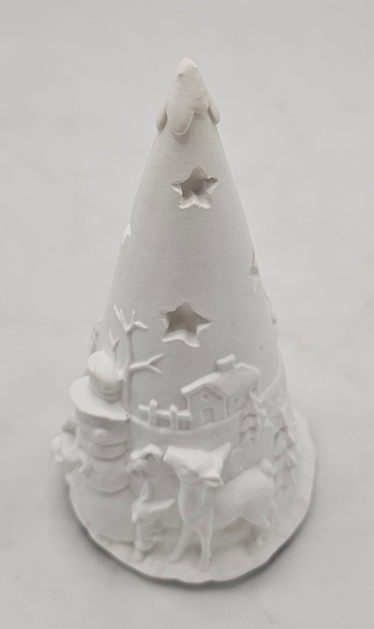 Tanne massiv, aus Raysin gegossen mit winterlichem Relief.