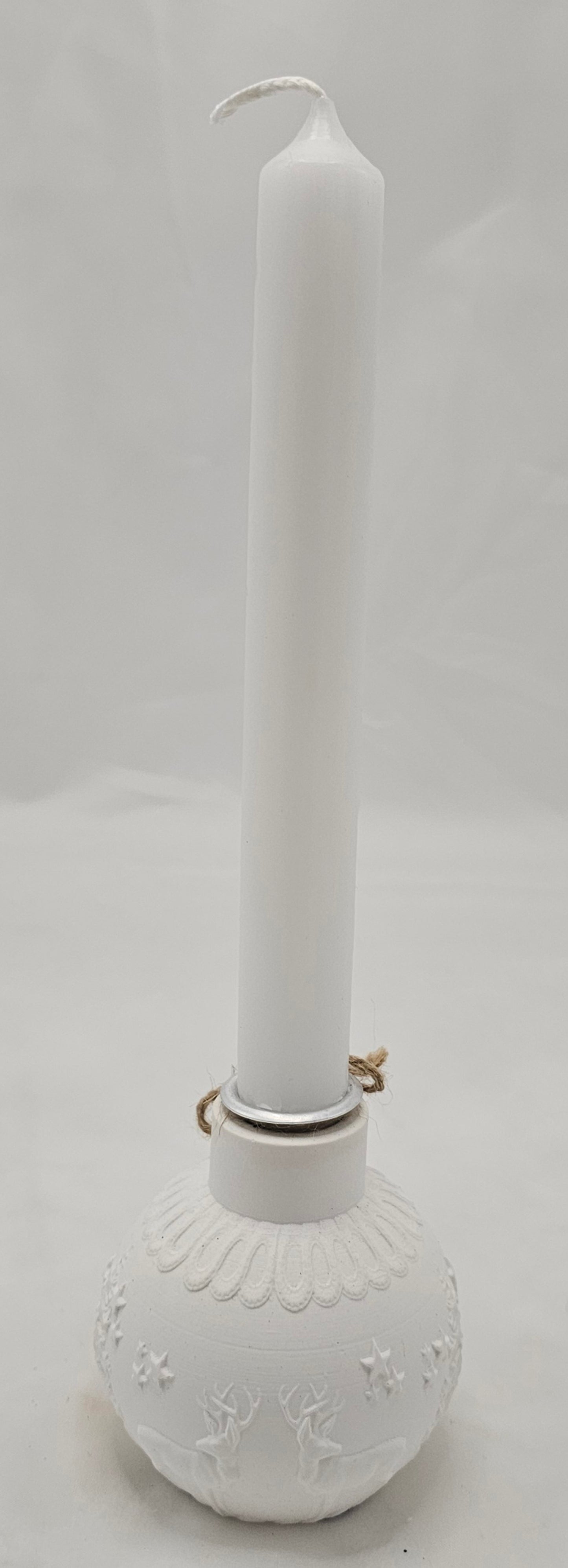 Kerzenhalter Kugel, mit winterlichem Relief, massiv, aus Raysin gegossen.