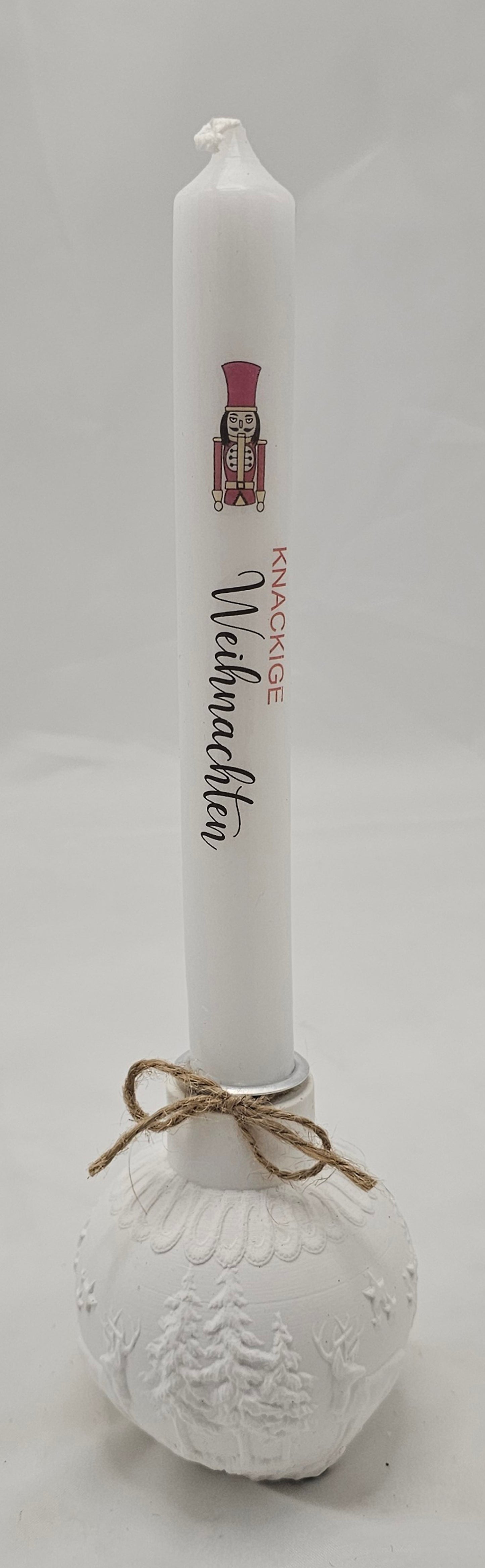 Kerzenhalter Kugel, mit winterlichem Relief, massiv, aus Raysin gegossen.