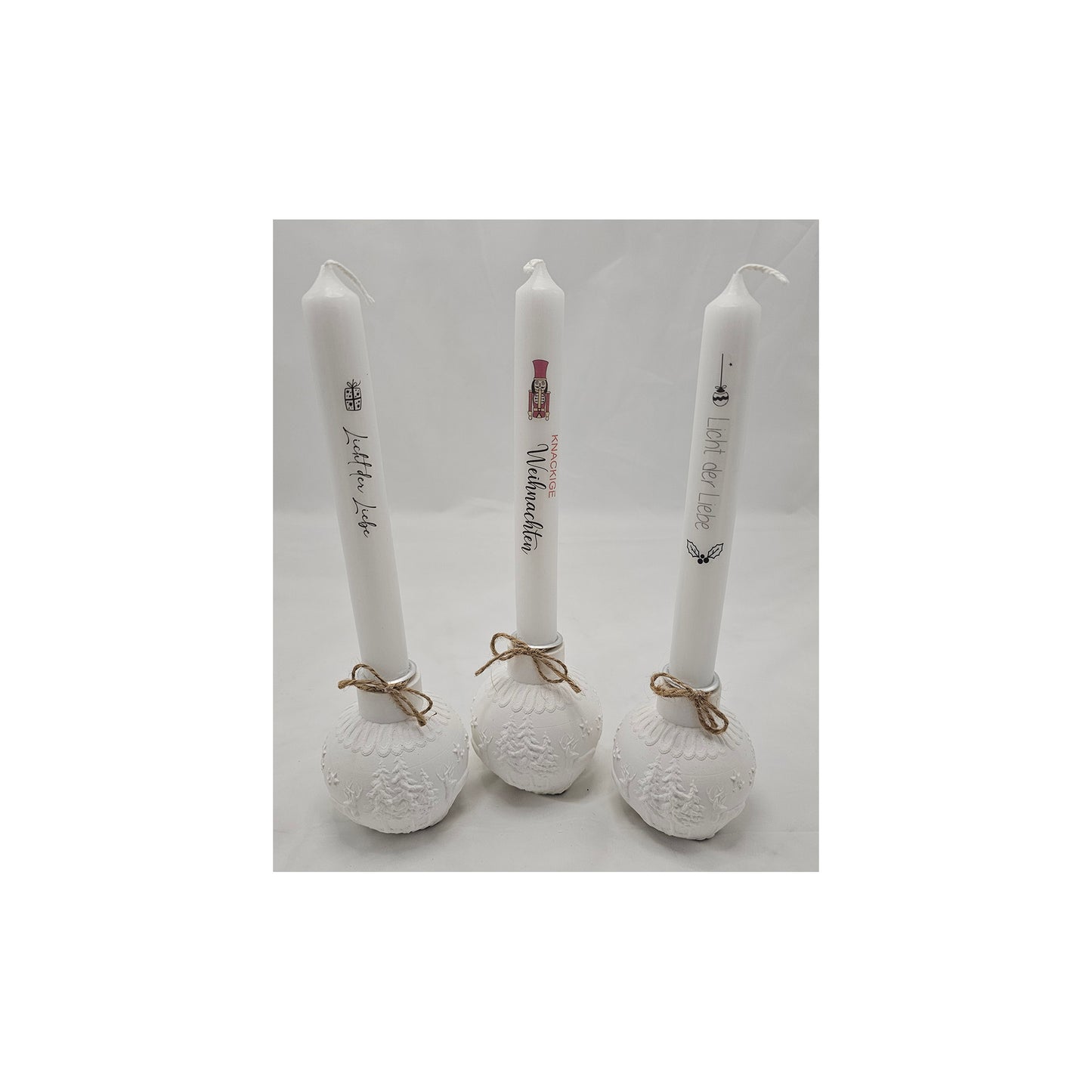 Kerzenhalter Kugel, mit winterlichem Relief, massiv, aus Raysin gegossen.