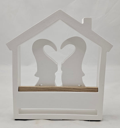 Haus mit verliebtem Wichtelpaar, aus Raysin gegossen und mit Holzklötzchen "LOVE"