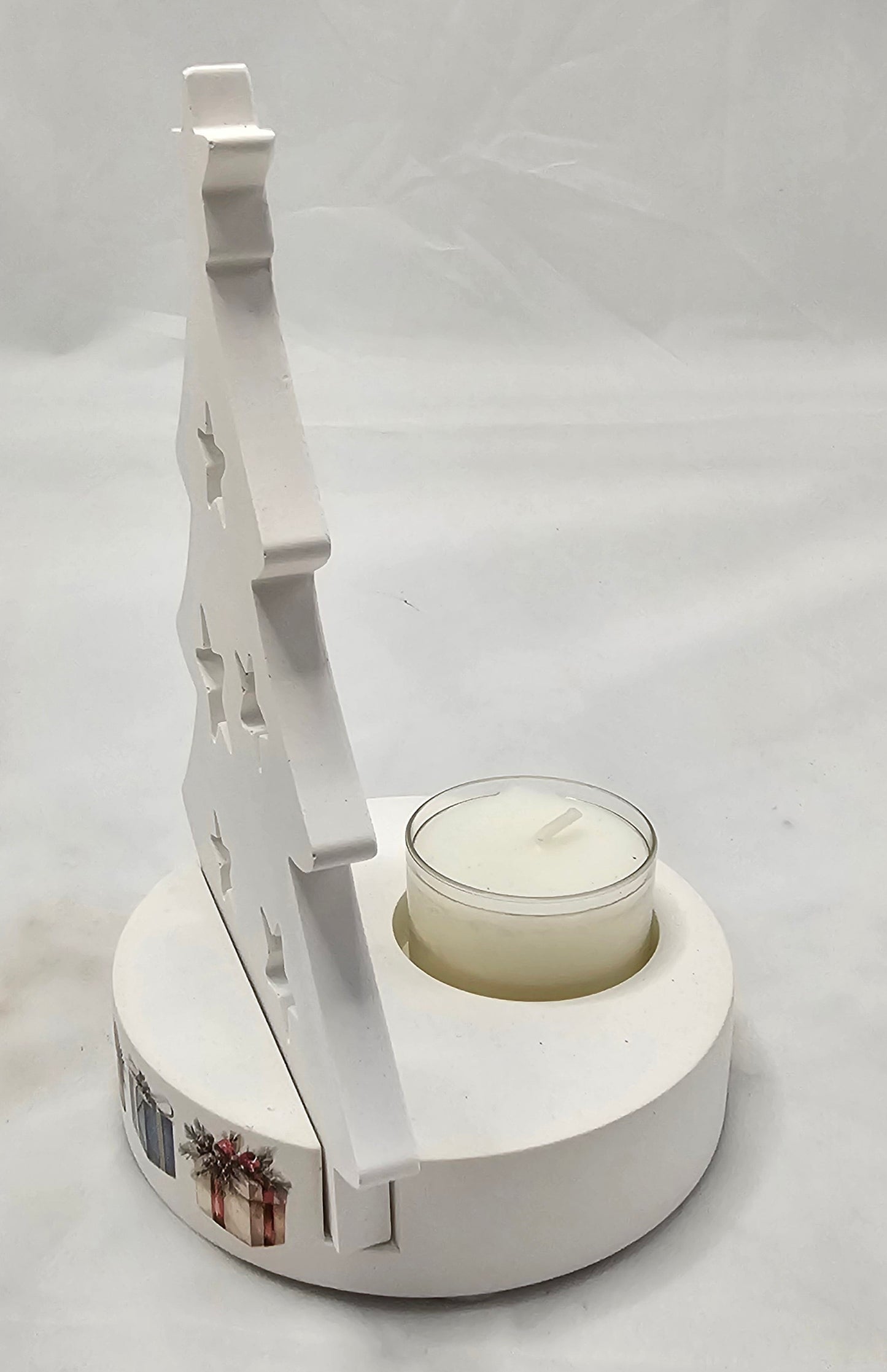 Deko Teelichthalter mit Tanne, aus Raysin gegossen.