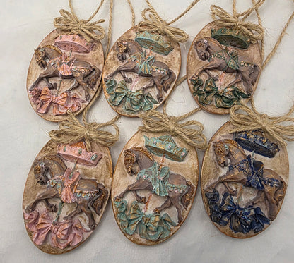 Ei Anhänger "Nostalgie" aus Raysin gegossen und bemalt