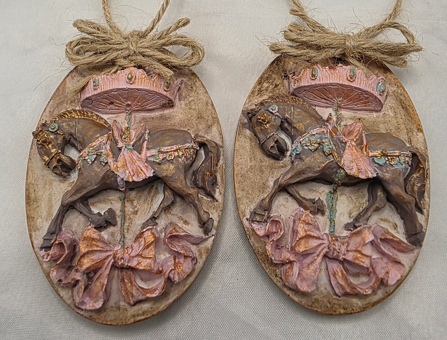 Ei Anhänger "Nostalgie" aus Raysin gegossen und bemalt