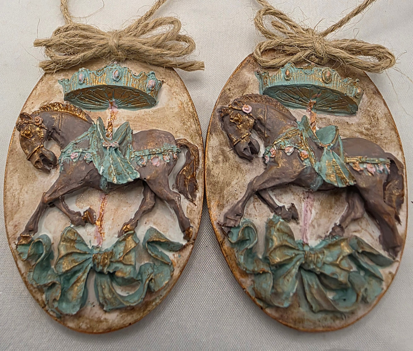 Ei Anhänger "Nostalgie" aus Raysin gegossen und bemalt