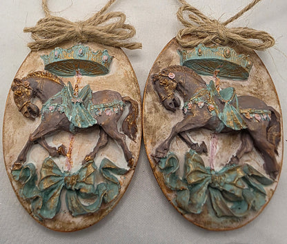 Ei Anhänger "Nostalgie" aus Raysin gegossen und bemalt