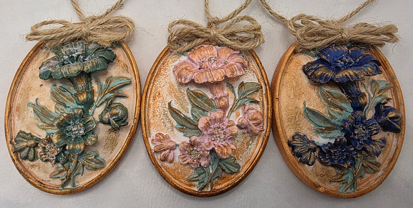 Ei Anhänger "Nostalgie" aus Raysin gegossen und bemalt