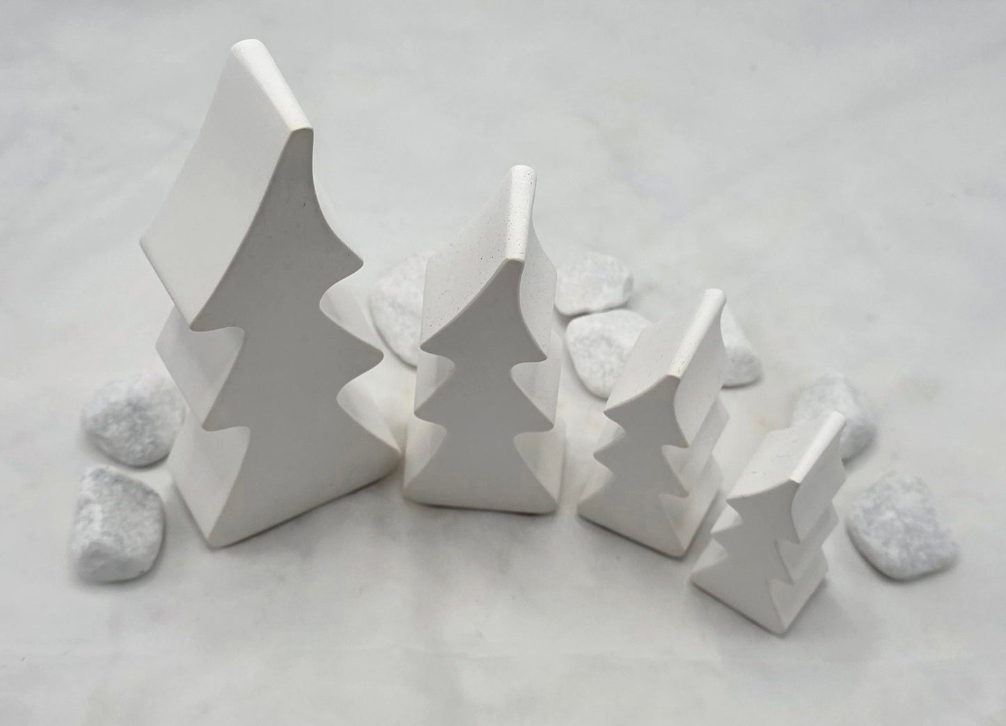 Tannen im 4er Set, aus Raysin gegossen zu Dekorationszwecken