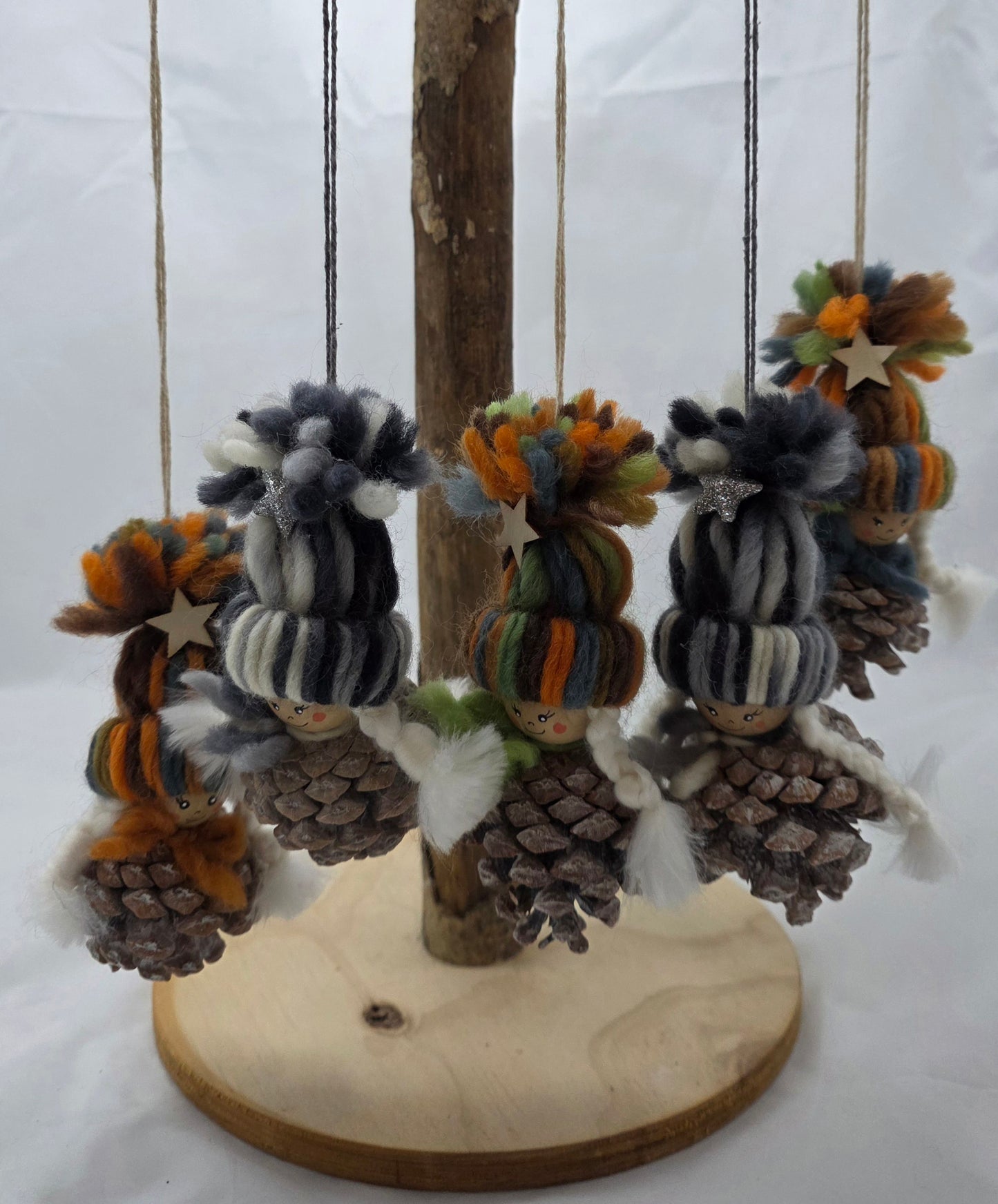 Zapfenwichtel mit Wollmütze zum hängen
