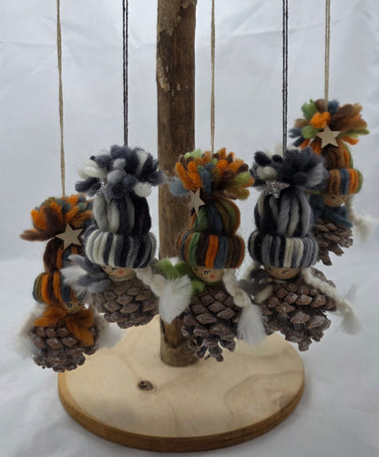 Zapfenwichtel mit Wollmütze zum hängen