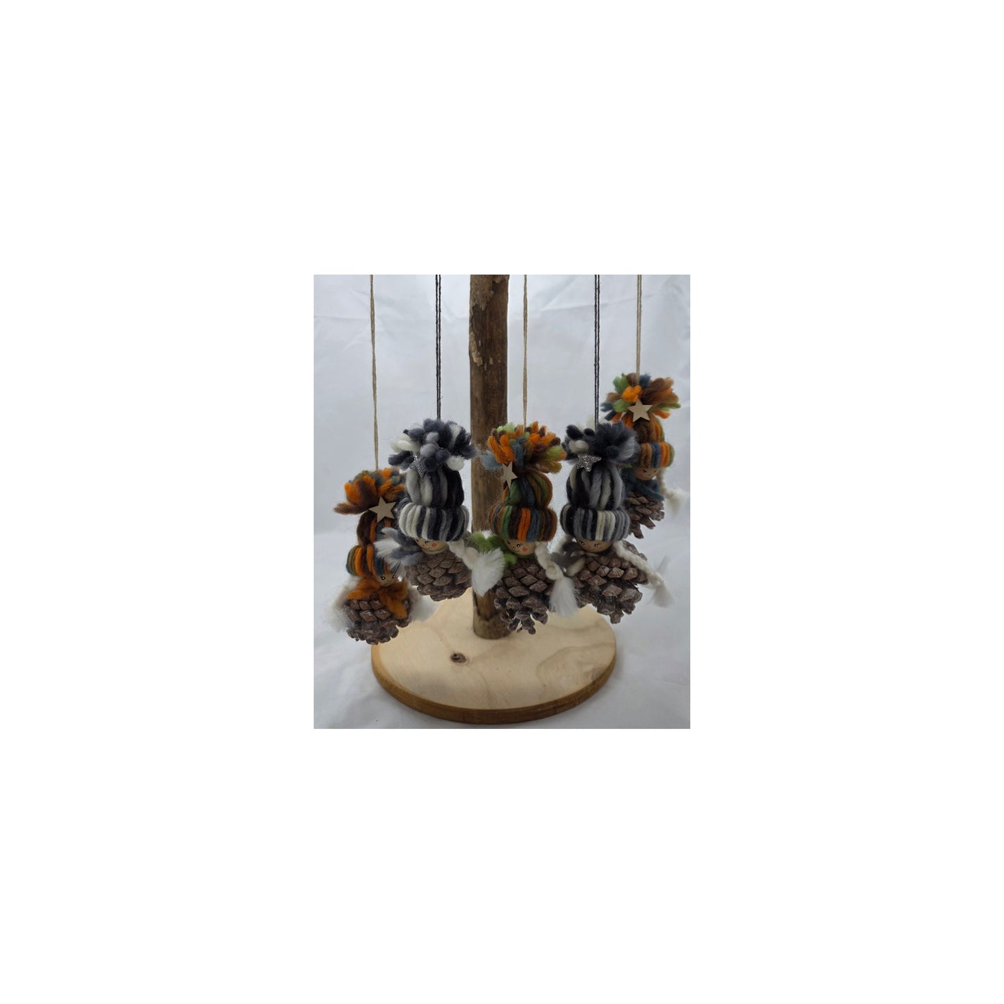 Zapfenwichtel mit Wollmütze zum hängen