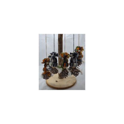 Zapfenwichtel mit Wollmütze zum hängen