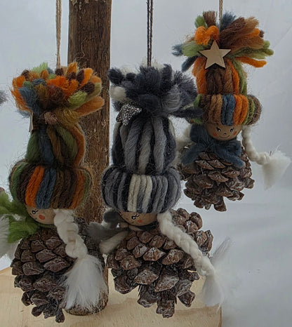 Zapfenwichtel mit Wollmütze zum hängen