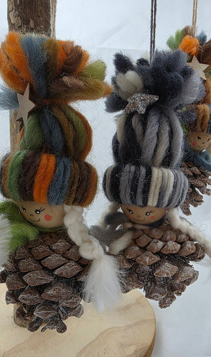 Zapfenwichtel mit Wollmütze zum hängen