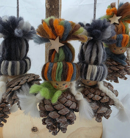 Zapfenwichtel mit Wollmütze zum hängen