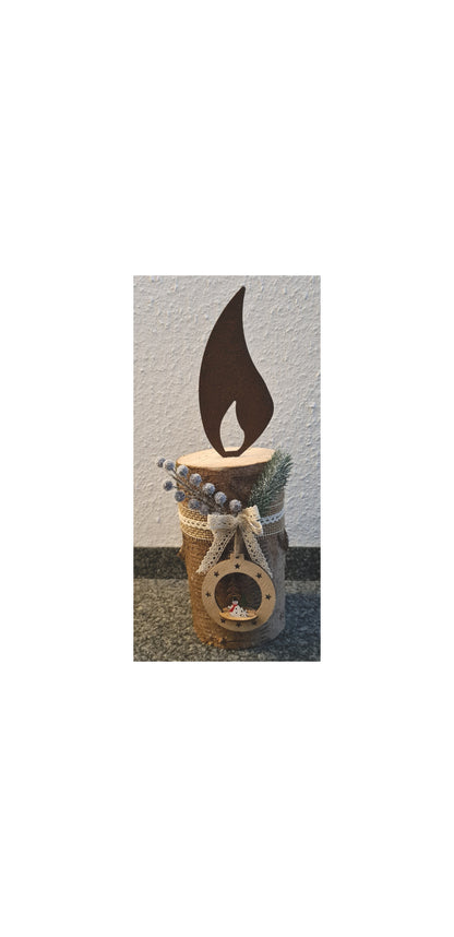 Rostkerze, Rostflamme, Edelrost Flamme in Rostoptik weihnachtlich, winterlich auf Baumstamm dekoriert, Weihnachten, Deko.