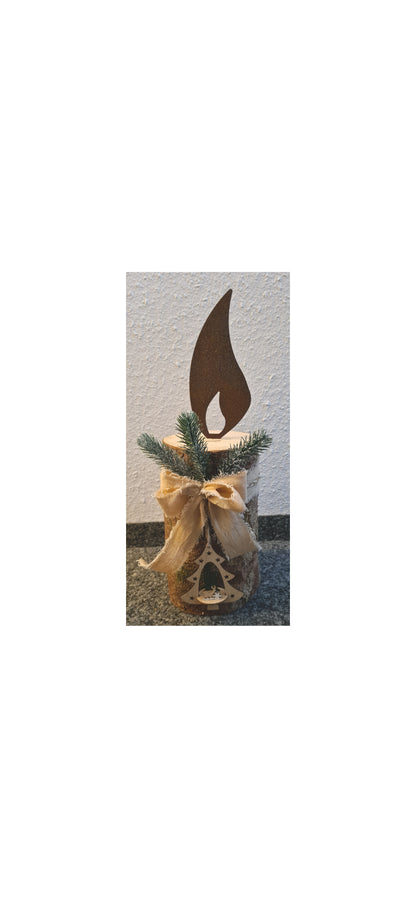 Rostkerze, Rostflamme, Edelrost Flamme in Rostoptik weihnachtlich, winterlich auf Baumstamm dekoriert, Weihnachten, Deko.