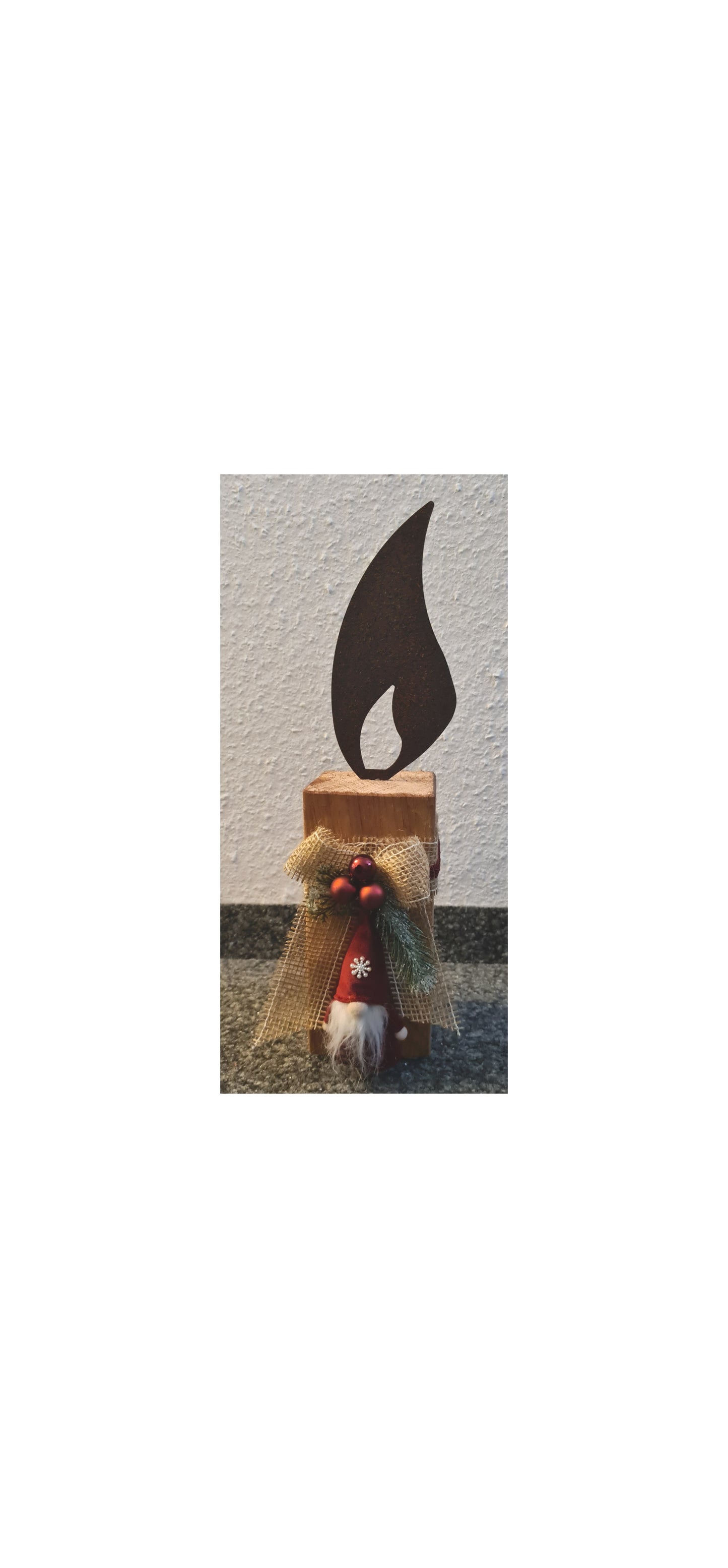 Rostkerze, Rostflamme, Edelrost Flamme in Rostoptik weihnachtlich, winterlich auf Holz dekoriert, Weihnachten, Deko.