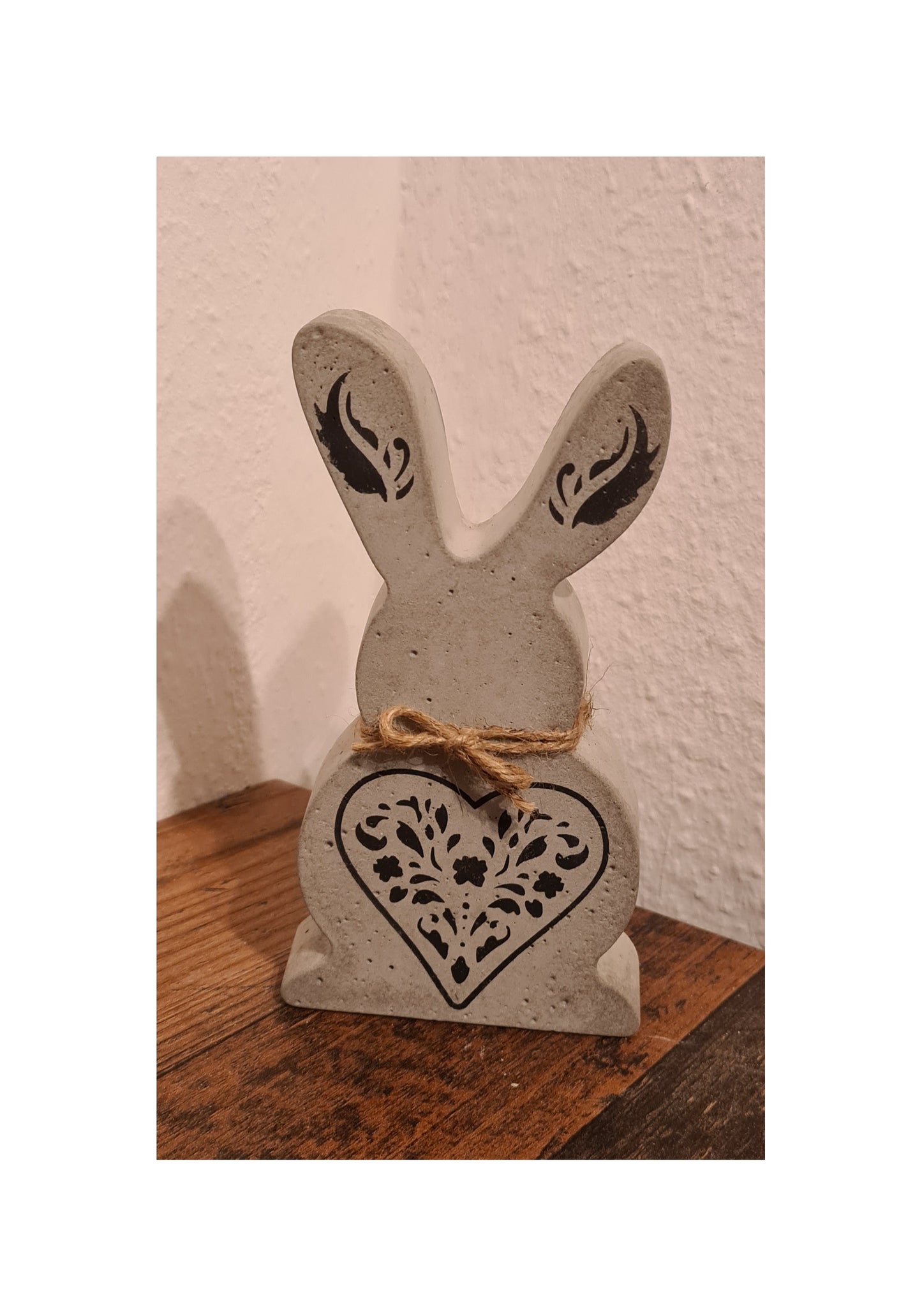 Großer Hase aus Beton gegossen und hübsch schabloniert