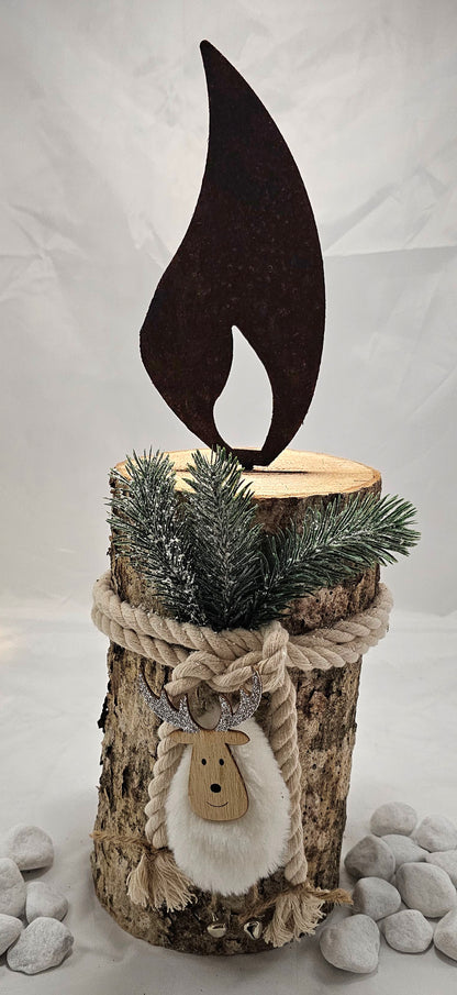 Rostkerze, Rostflamme, Edelrost Flamme in Rostoptik weihnachtlich, winterlich auf Baumstamm dekoriert, Weihnachten, Deko.