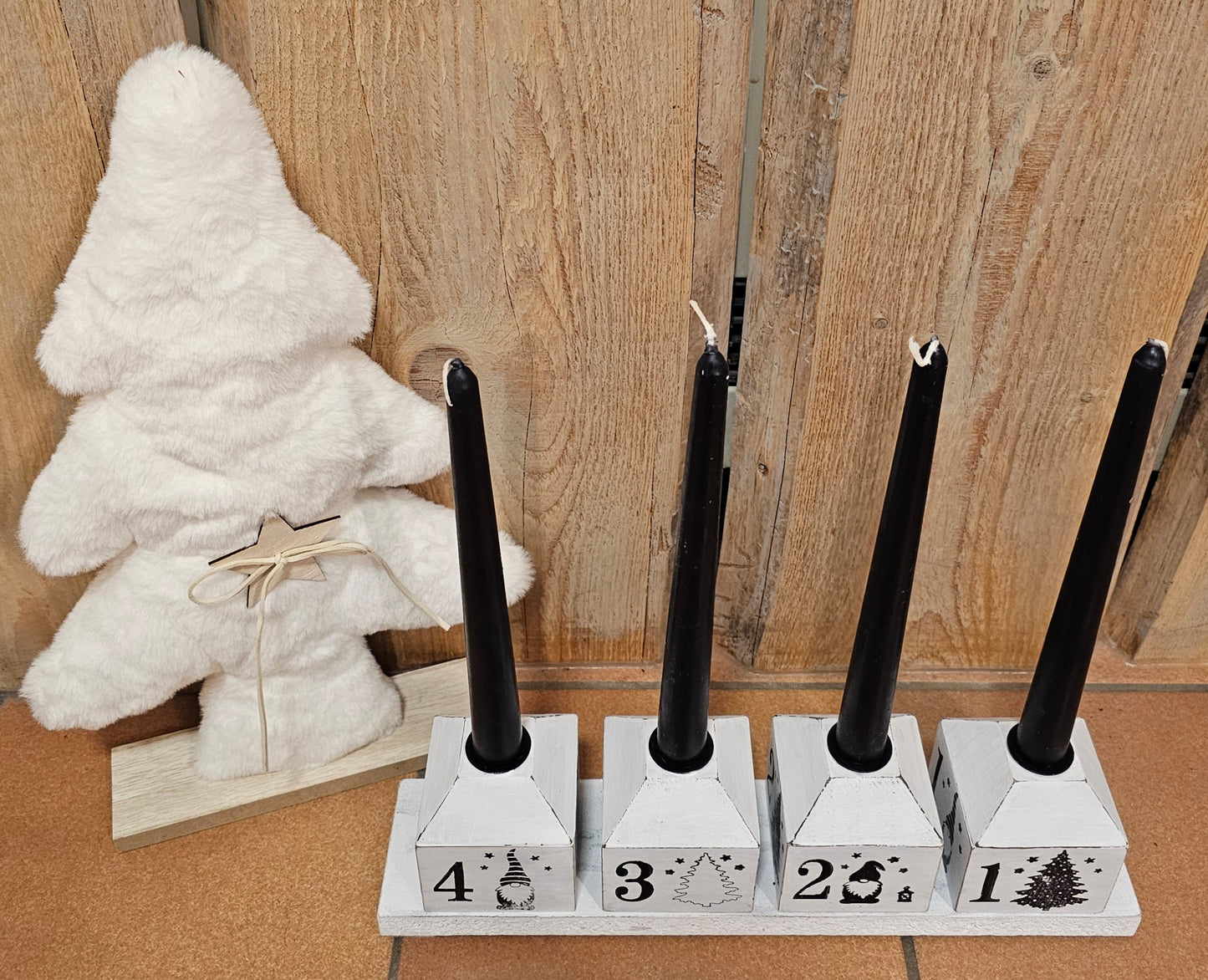 Adventskranz, länglich, mit 4 Wichtel Holzhäusern.